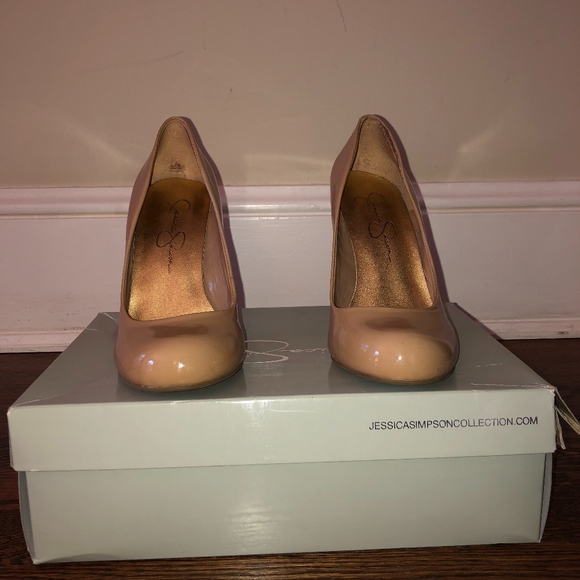 Jessica Simpson Close Toed Heels, Nude Patent 6M - Picture 6 of 8